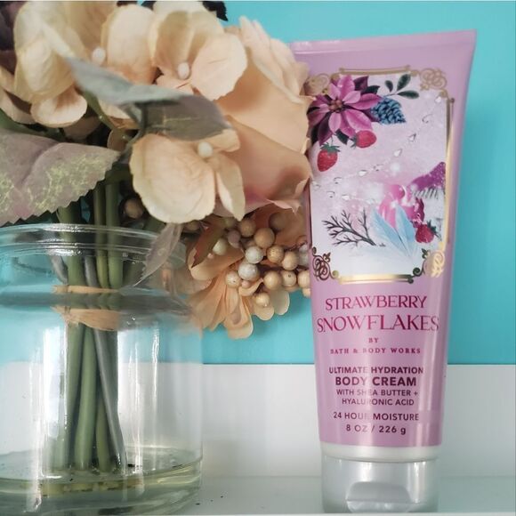 Strawberry Snowflakes Body Cream from Bath and Body Works - Picture 2 of 5